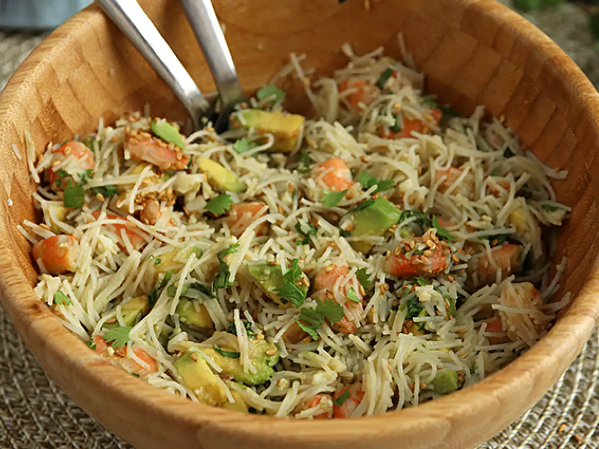 Salad bihun dengan udang, alpukat, telur, dan daun ketumbar - foto 3
