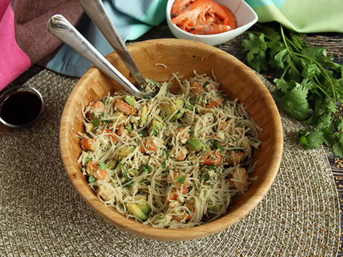 Salad bihun dengan udang, alpukat, telur, dan daun ketumbar - foto 4