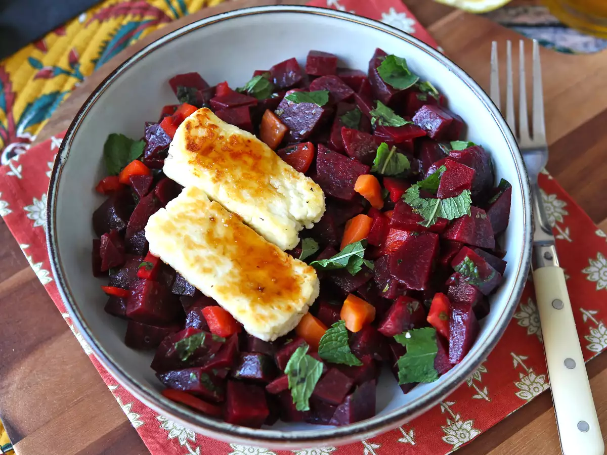 Salad bit dengan halloumi panggang