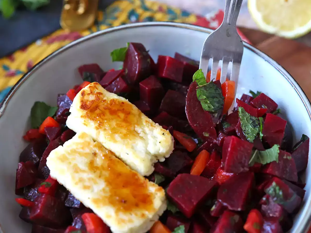 Salad bit dengan halloumi panggang - foto 2