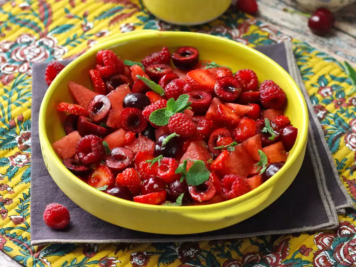 Salad buah merah: stroberi, raspberry, ceri, dan semangka, sempurna untuk musim panas! - foto 2