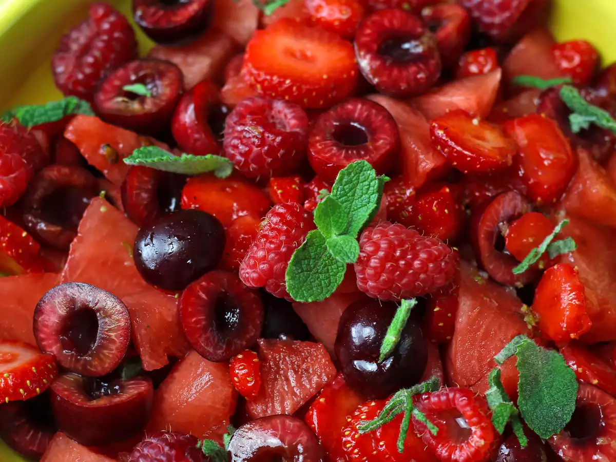 Salad buah merah: stroberi, raspberry, ceri, dan semangka, sempurna untuk musim panas! - foto 5