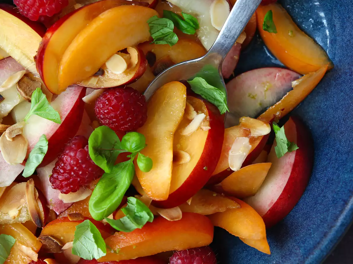 Salad Buah Persik, Nektarin, Aprikot, dan Raspberry - foto 3