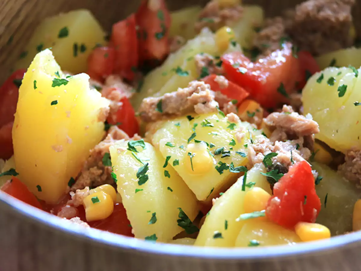 Salad kentang, tuna, dan tomat