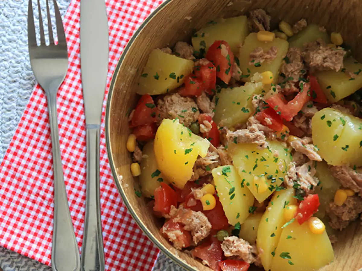 Salad kentang, tuna, dan tomat - foto 3