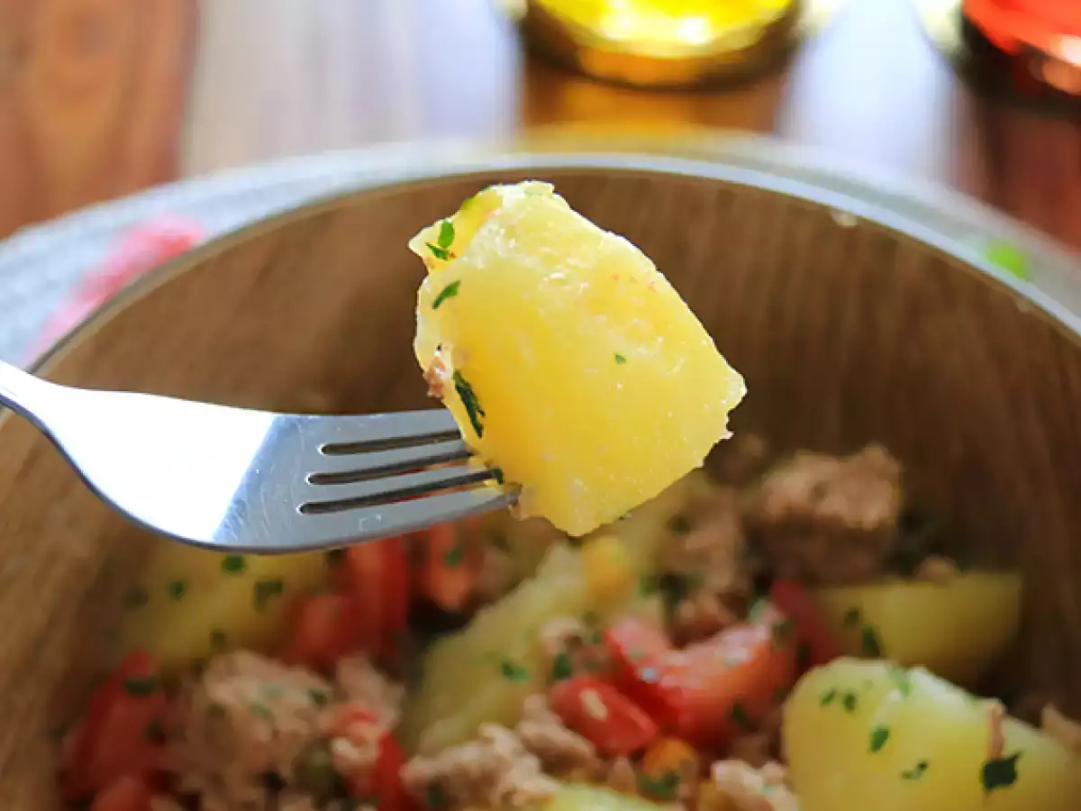 Salad kentang, tuna, dan tomat - foto 4