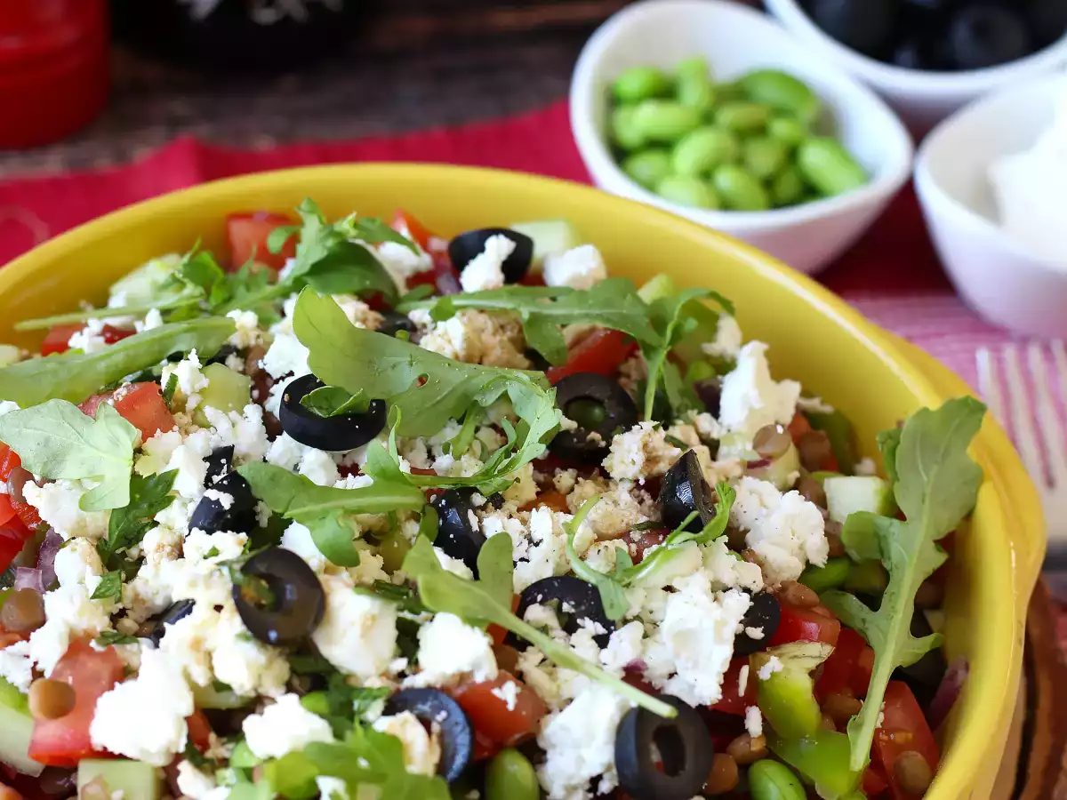 Salad lentil, feta, dan edamame dengan sayuran renyah