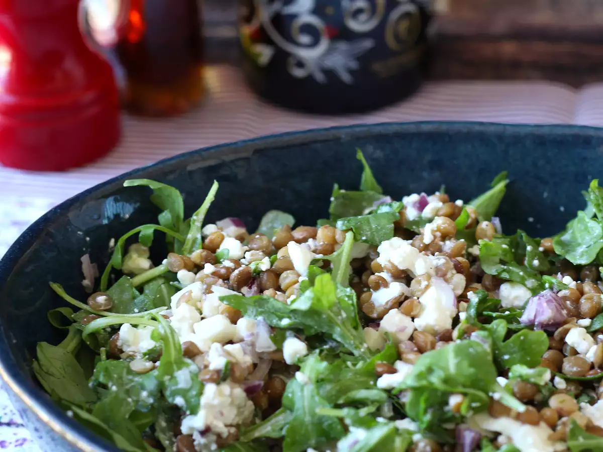 Salad lentil kaya protein dengan keju cottage, mudah dan cepat