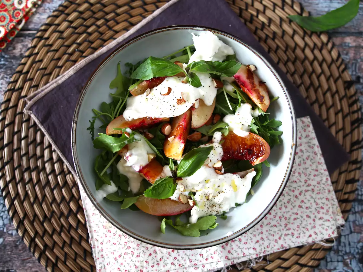 Salad manis dan gurih dengan buah persik panggang, roket, dan burrata (rasa musim panas yang manis) - foto 2