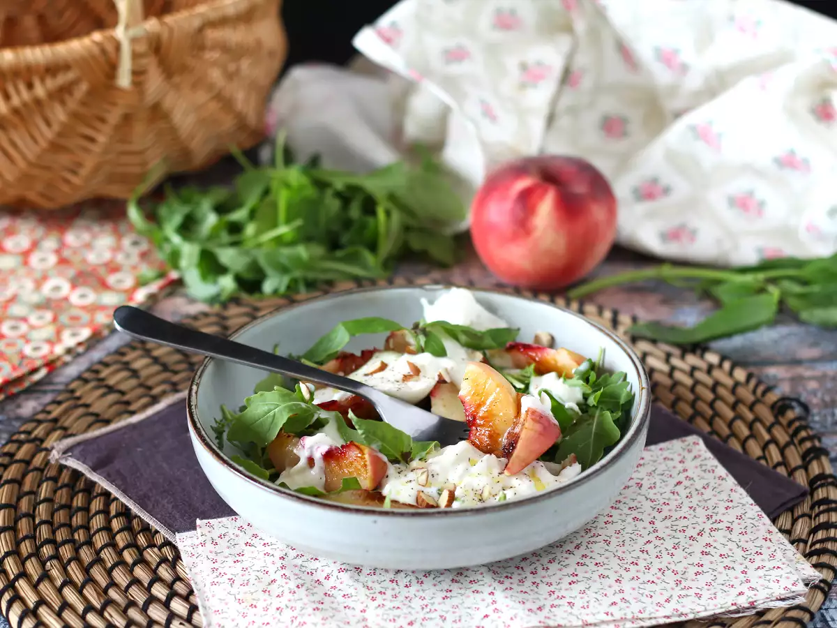Salad manis dan gurih dengan buah persik panggang, roket, dan burrata (rasa musim panas yang manis) - foto 3