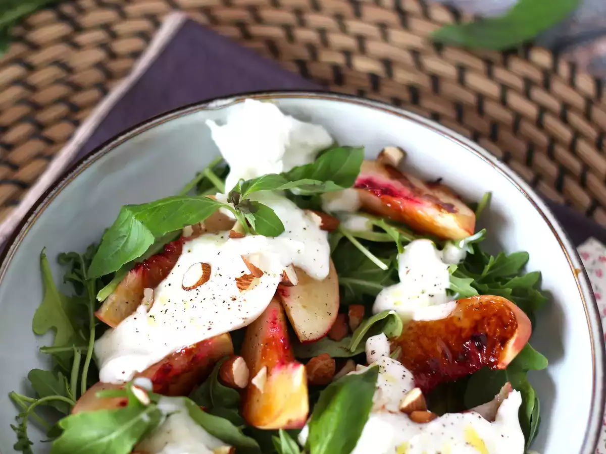 Salad manis dan gurih dengan buah persik panggang, roket, dan burrata (rasa musim panas yang manis) - foto 4