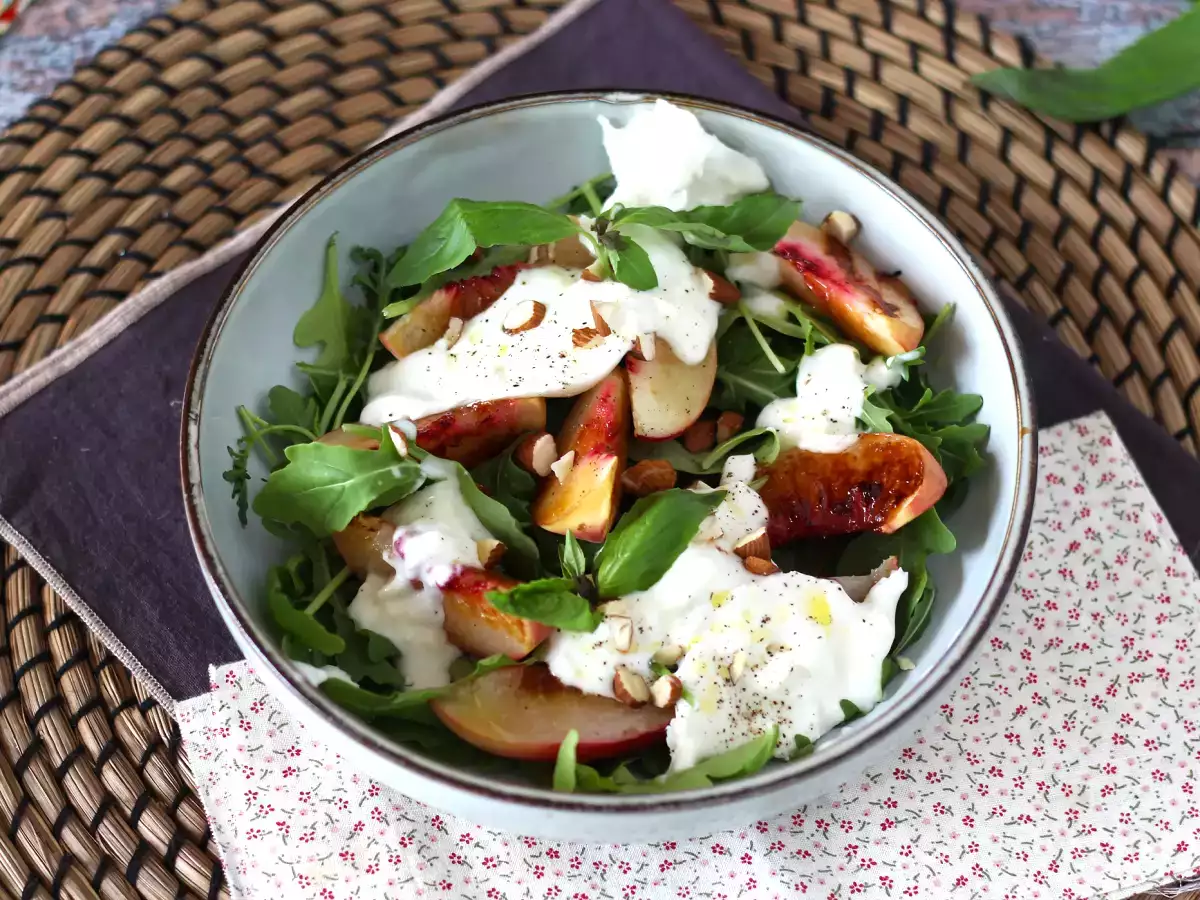 Salad manis dan gurih dengan buah persik panggang, roket, dan burrata (rasa musim panas yang manis) - foto 5