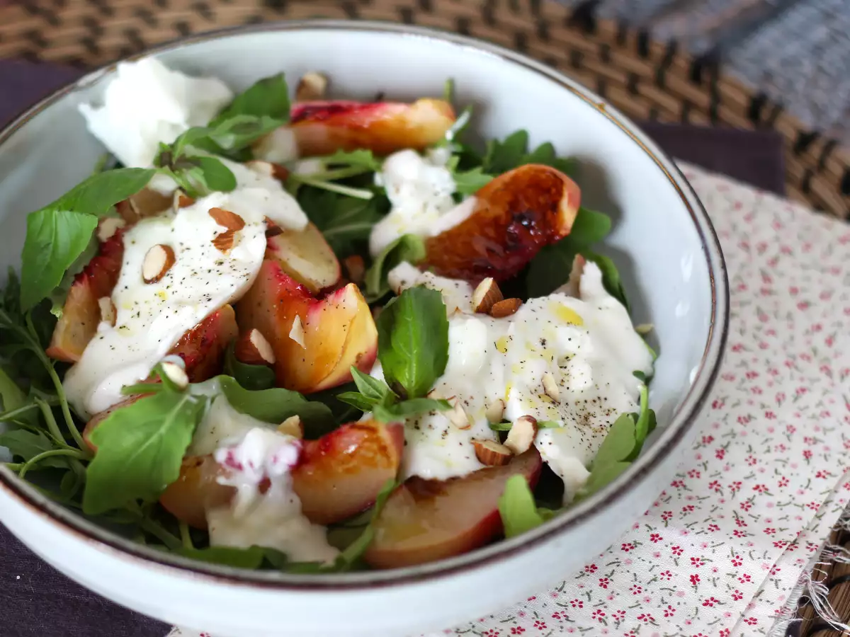 Salad Manis-Gurih dengan Persik Panggang, Arugula, dan Burrata (Cita Rasa Lembut Musim Panas)