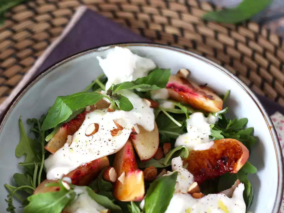 Salad Manis-Gurih dengan Persik Panggang, Arugula, dan Burrata (Cita Rasa Lembut Musim Panas) - foto 4