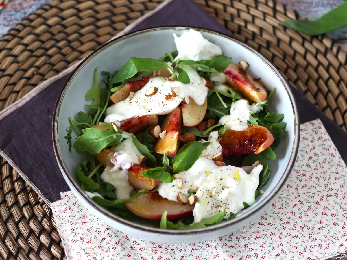 Salad Manis-Gurih dengan Persik Panggang, Arugula, dan Burrata (Cita Rasa Lembut Musim Panas) - foto 5