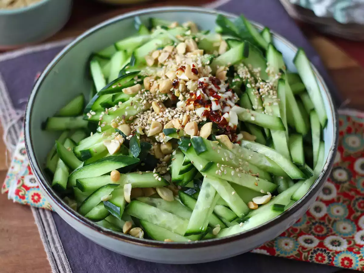 Salad mentimun pedas dengan kacang tanah - foto 2