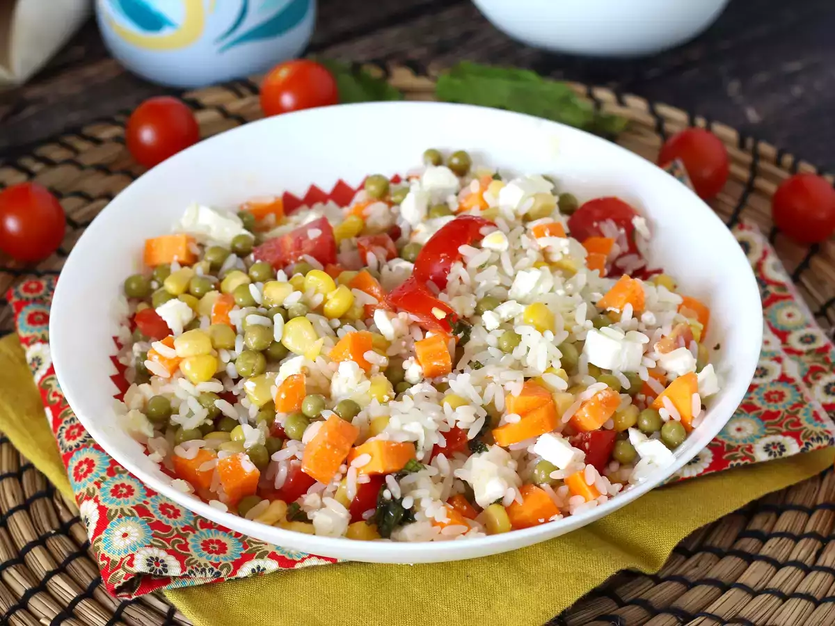 Salad nasi vegetarian: feta, jagung, wortel, kacang polong, tomat ceri, dan mint - foto 5