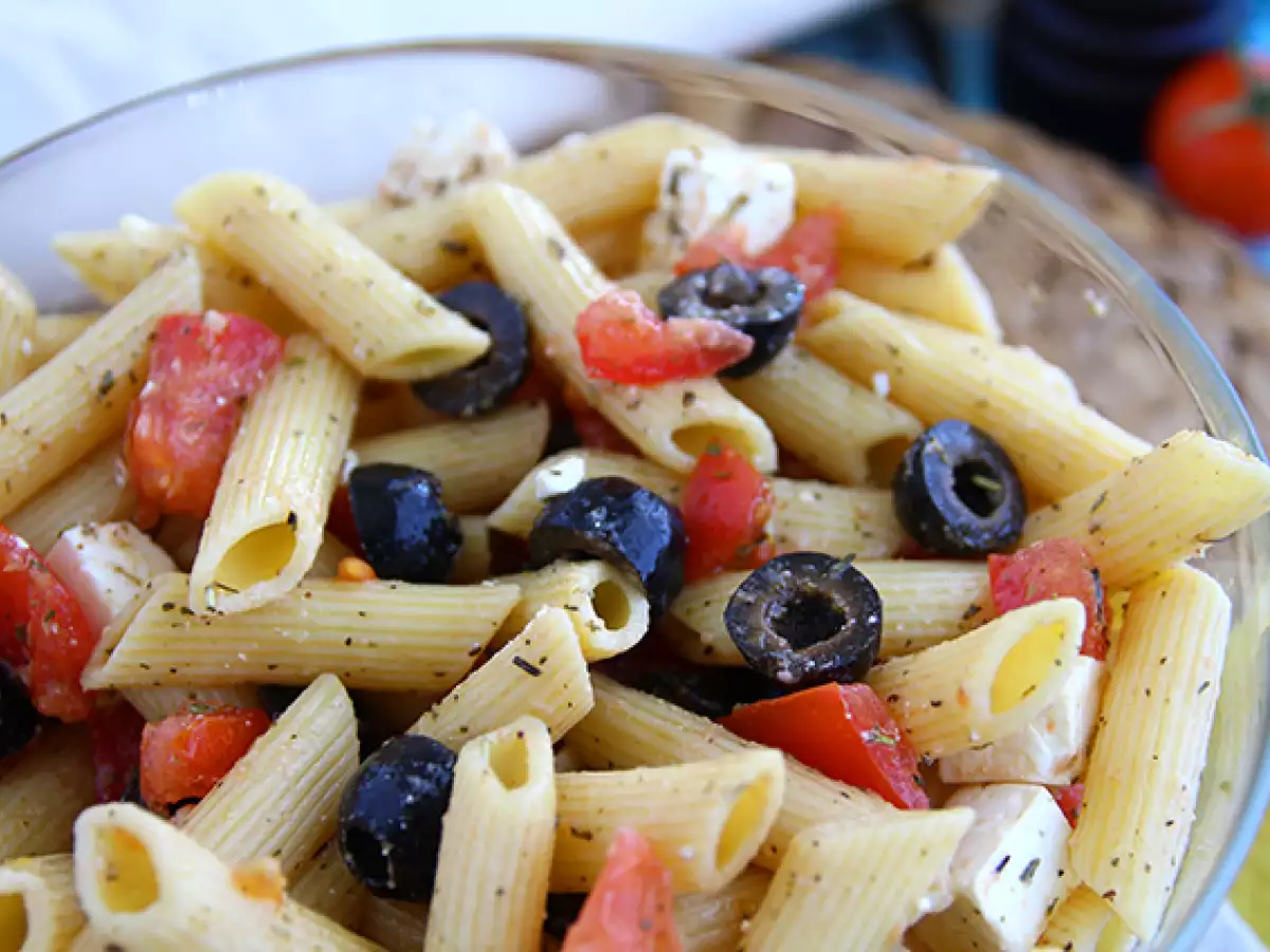 Salad pasta dengan tomat, feta, dan zaitun - foto 2