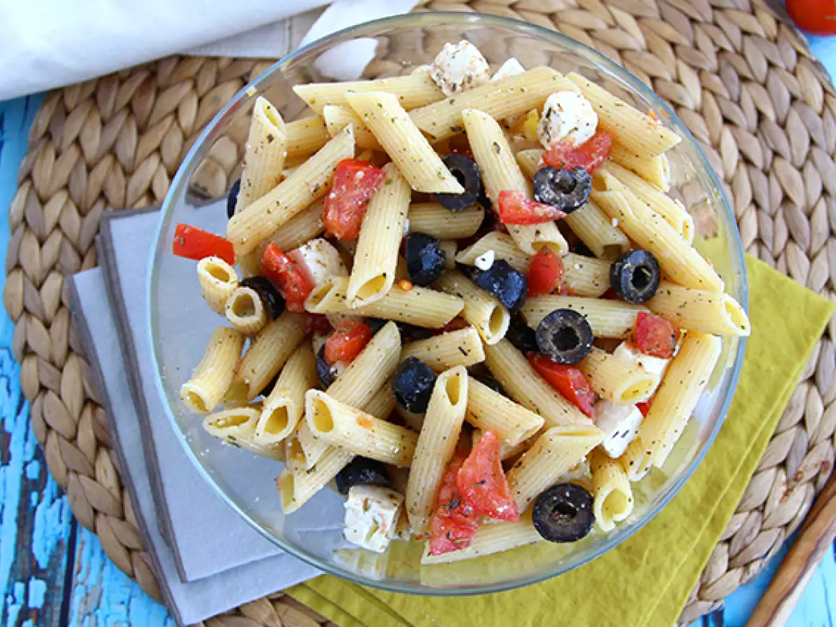 Salad pasta dengan tomat, feta, dan zaitun - foto 3