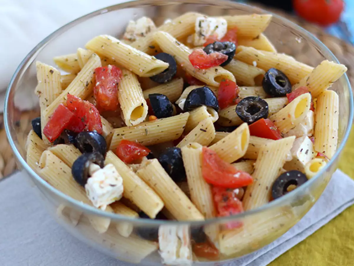 Salad pasta dengan tomat, feta, dan zaitun - foto 4