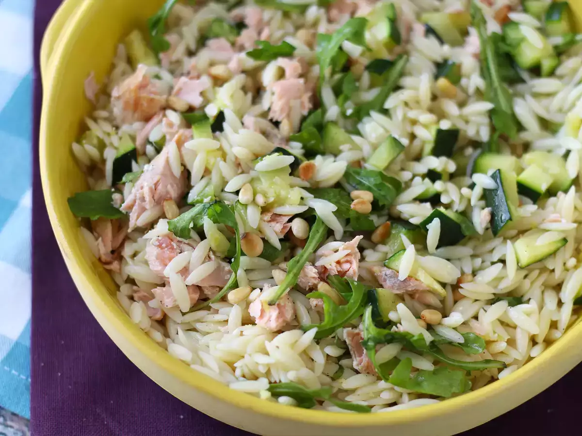 Salad pasta orzo dengan salmon dan cukini - foto 2