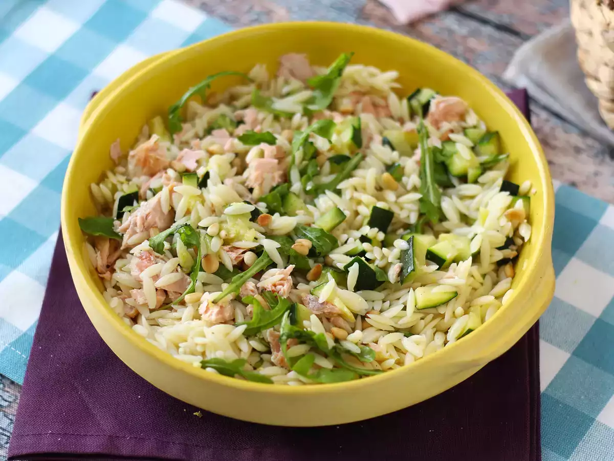 Salad pasta orzo dengan salmon dan cukini - foto 3