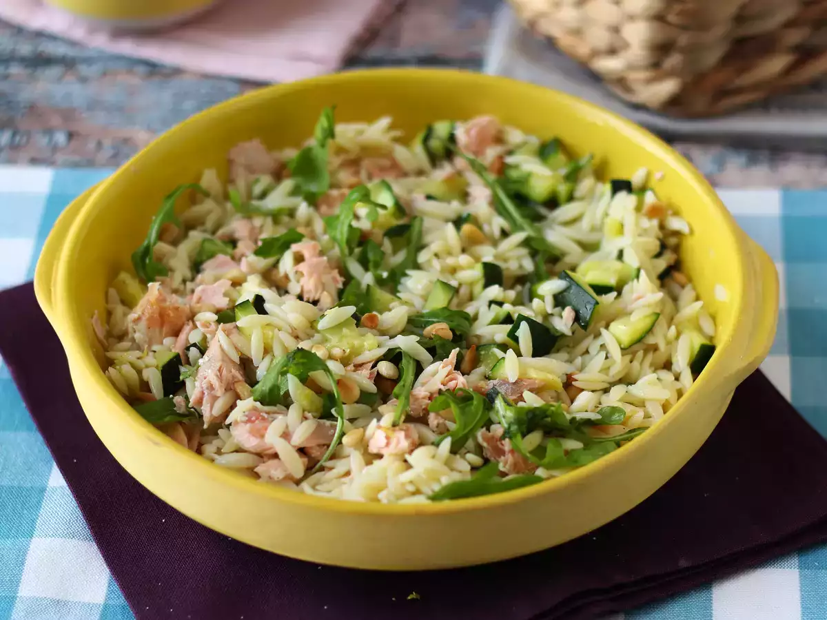 Salad pasta orzo dengan salmon dan cukini - foto 5