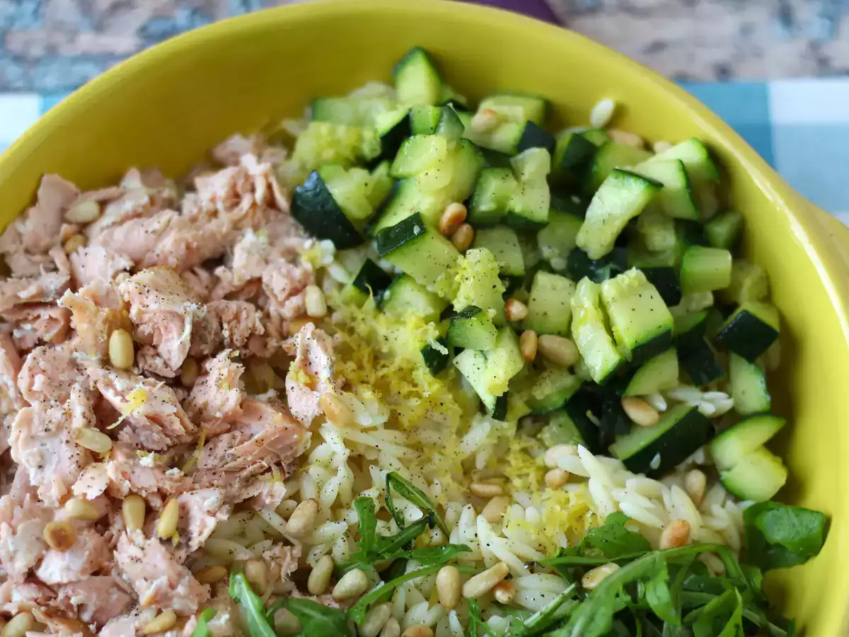 Salad pasta orzo dengan salmon dan cukini - foto 6