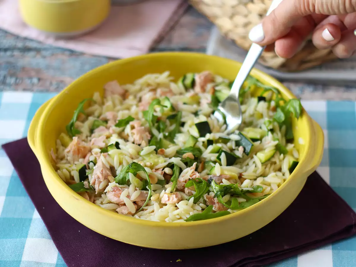 Salad pasta orzo dengan salmon dan cukini - foto 7