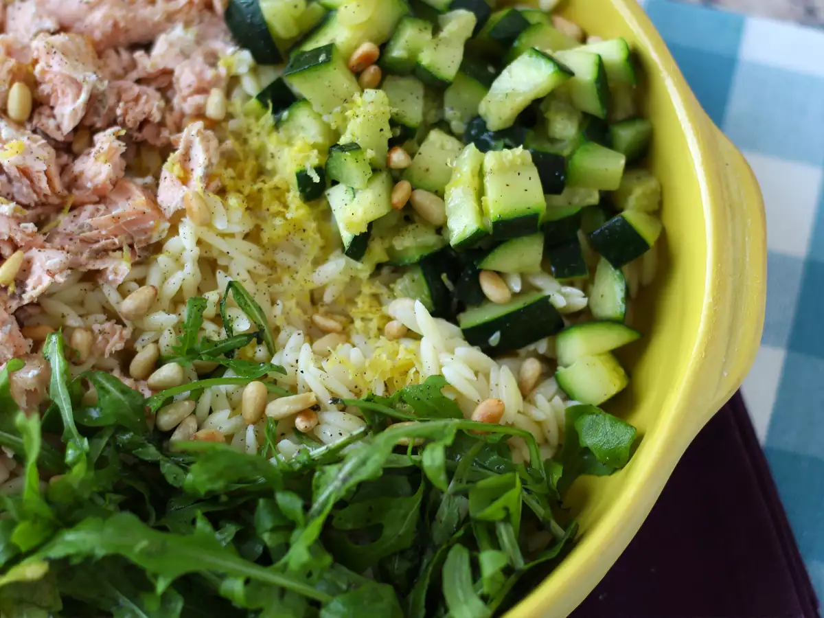 Salad pasta orzo dengan salmon dan cukini - foto 8