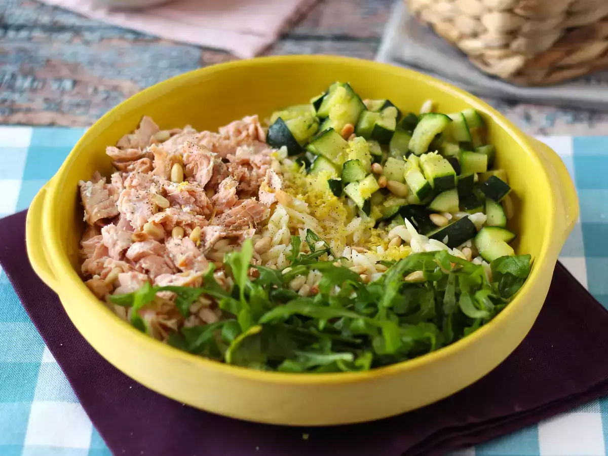 Salad pasta orzo dengan salmon dan cukini - foto 9