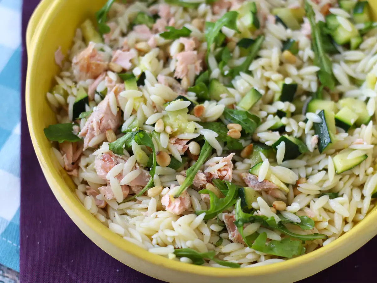 Salad pasta orzo dengan salmon dan zucchini - foto 2