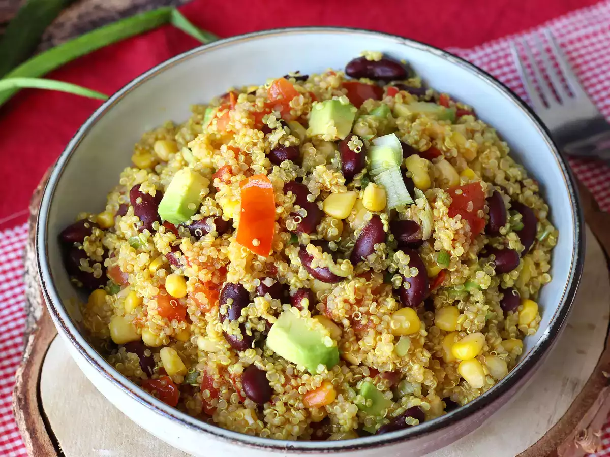 Salad protein quinoa dengan kacang merah dan jagung - foto 2