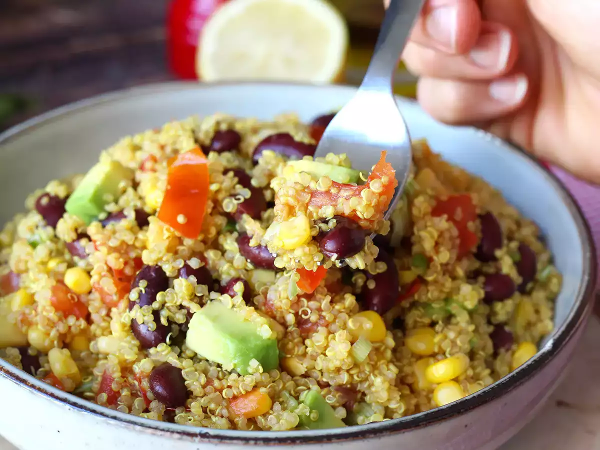 Salad protein quinoa dengan kacang merah dan jagung - foto 3