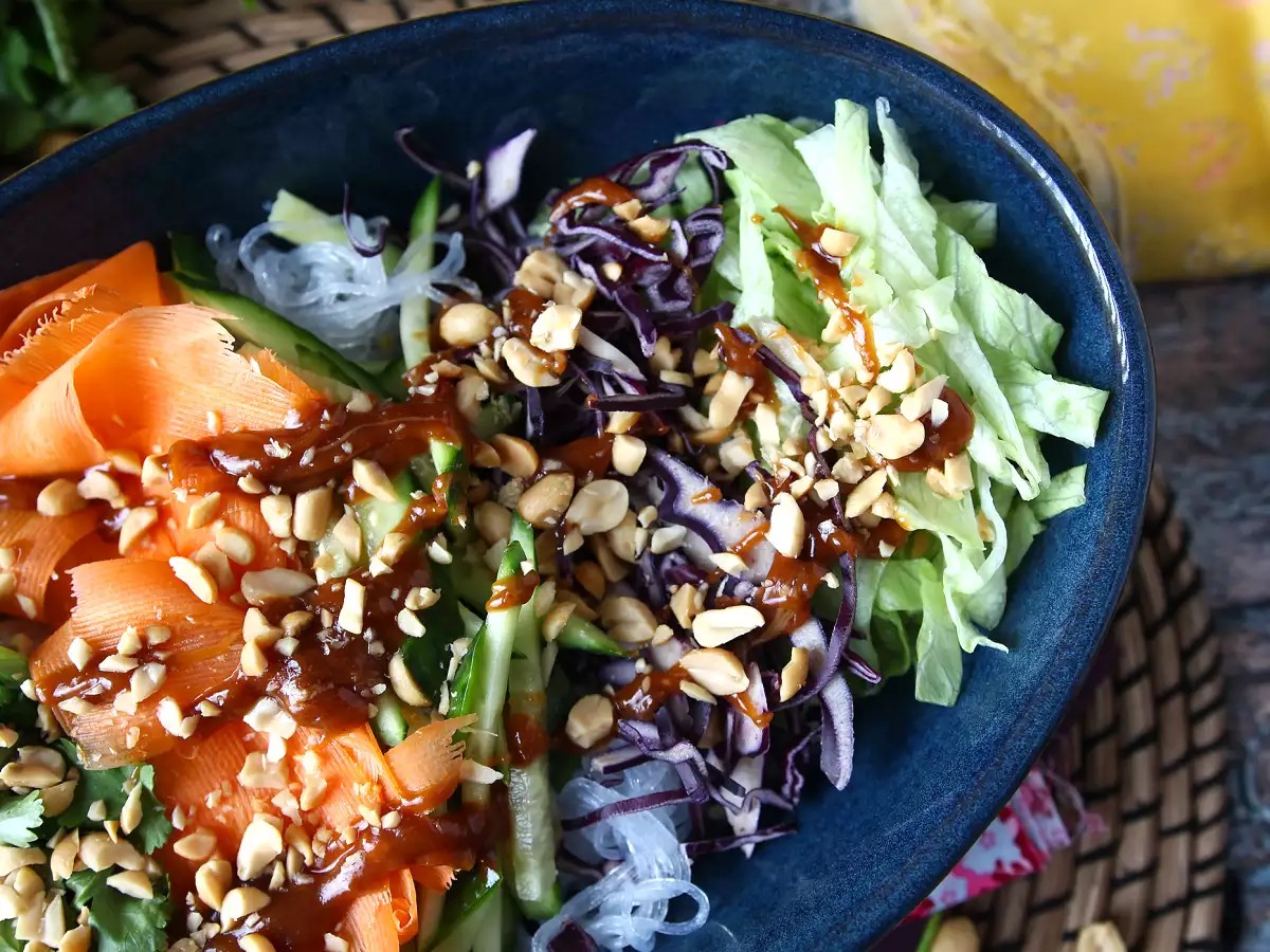 Salad warna-warni dengan bihun dan udang serta saus kacang pedas - foto 2