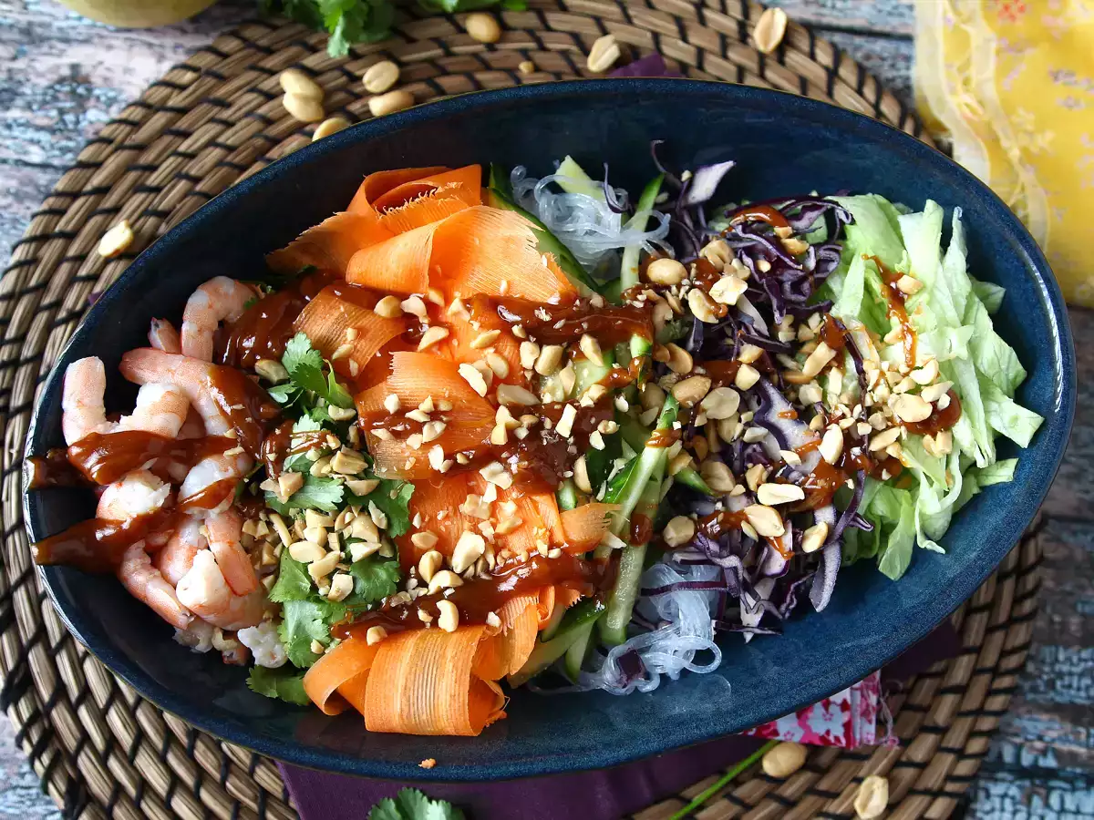 Salad warna-warni dengan bihun dan udang serta saus kacang pedas - foto 3