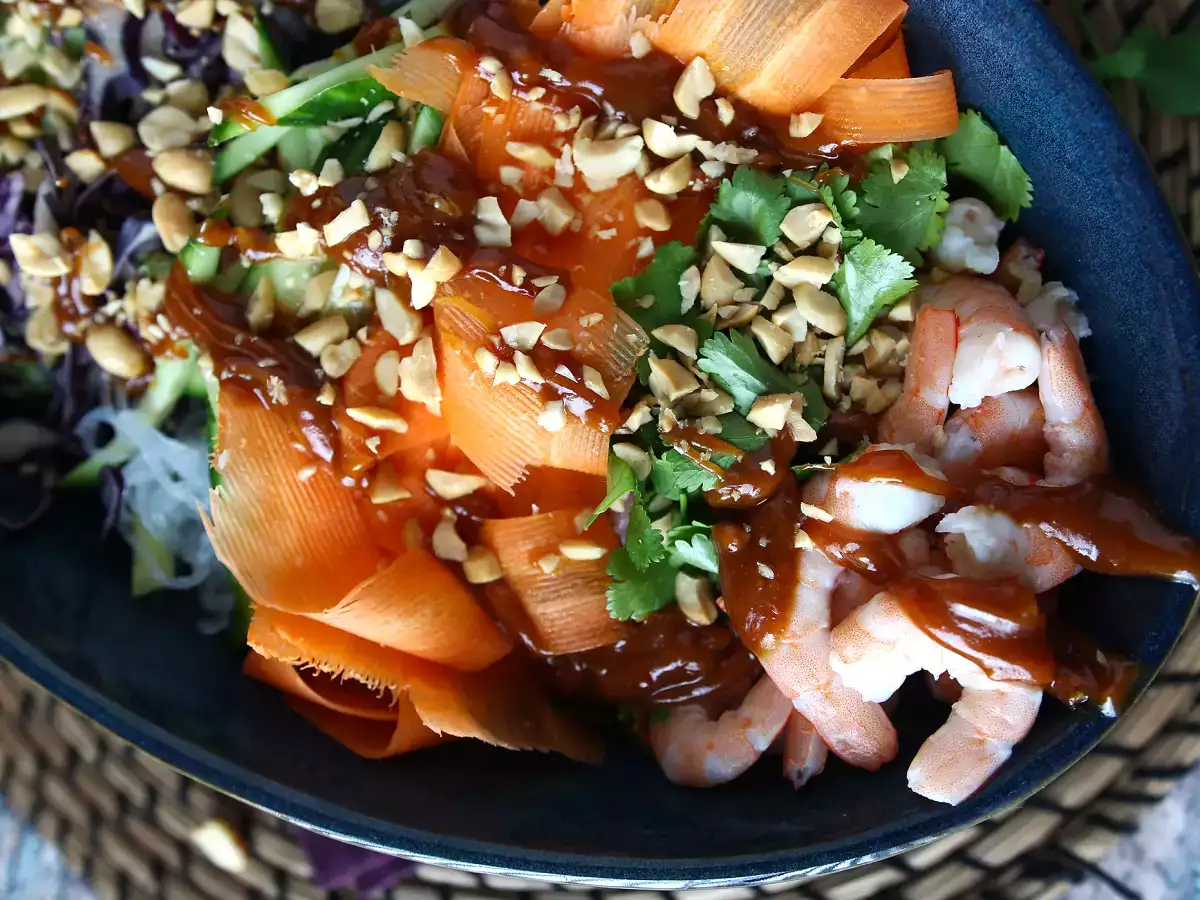 Salad warna-warni dengan bihun dan udang serta saus kacang pedas - foto 5