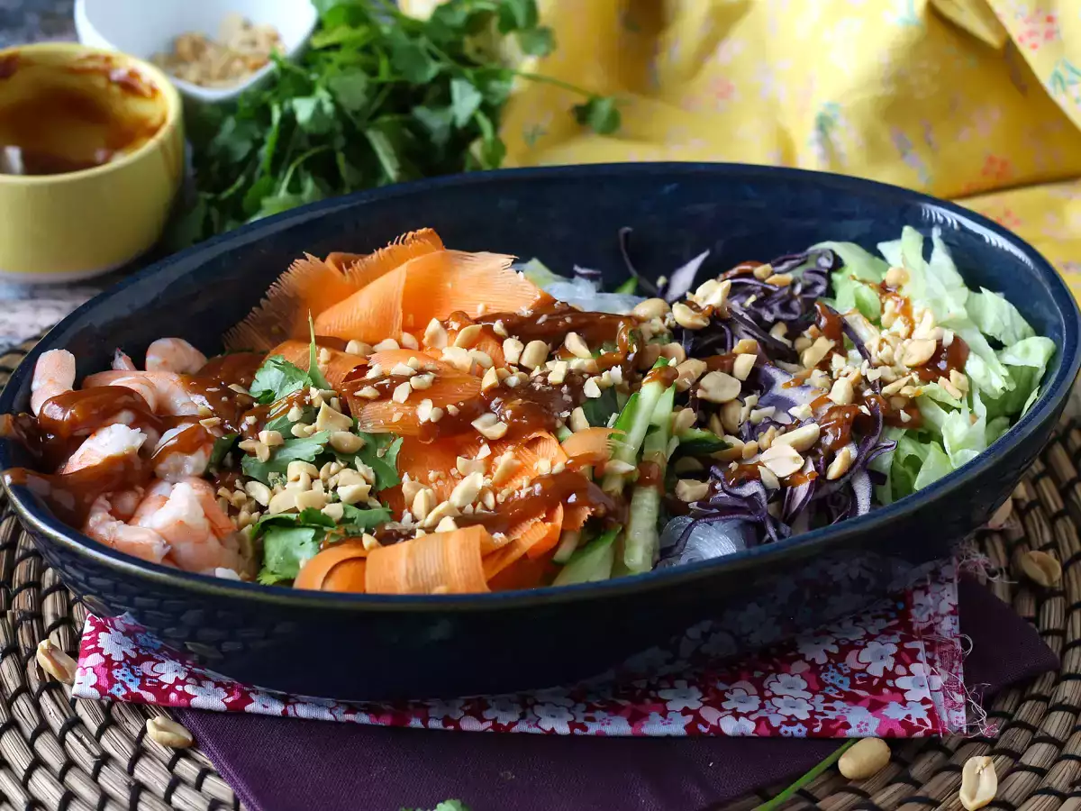 Salad warna-warni dengan bihun dan udang serta saus kacang pedas - foto 6