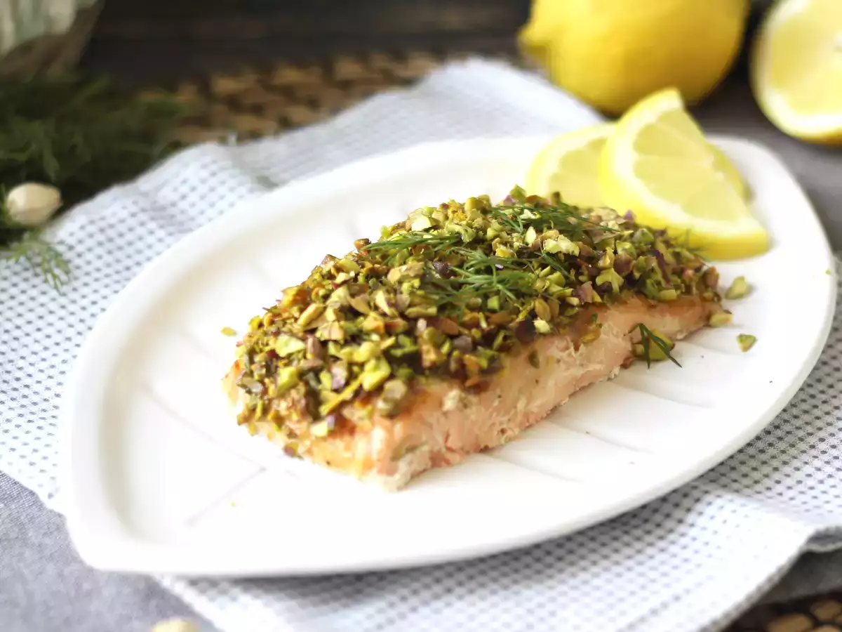 Salmon dalam kerak pistachio