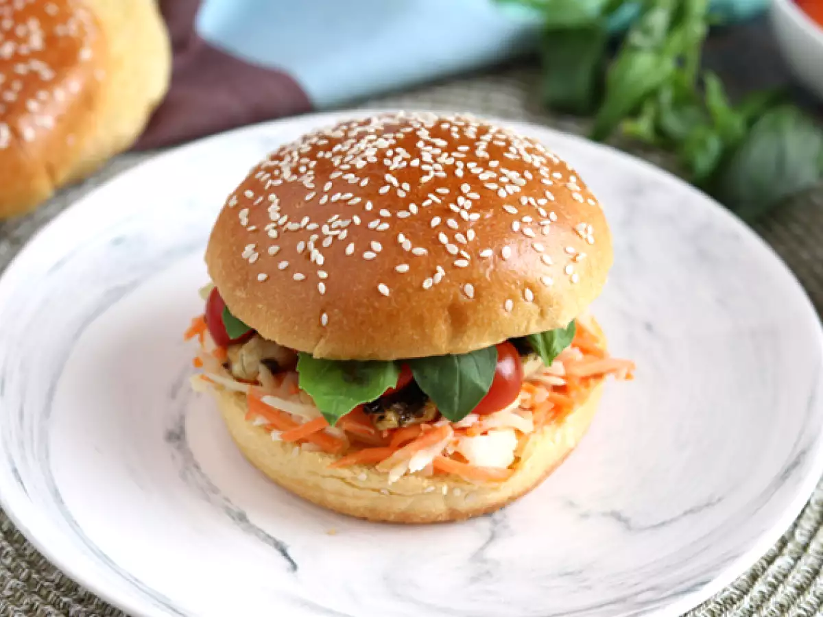 Sandwich Ayam Marinasi dengan Coleslaw, Tomat, dan Kemangi - foto 2