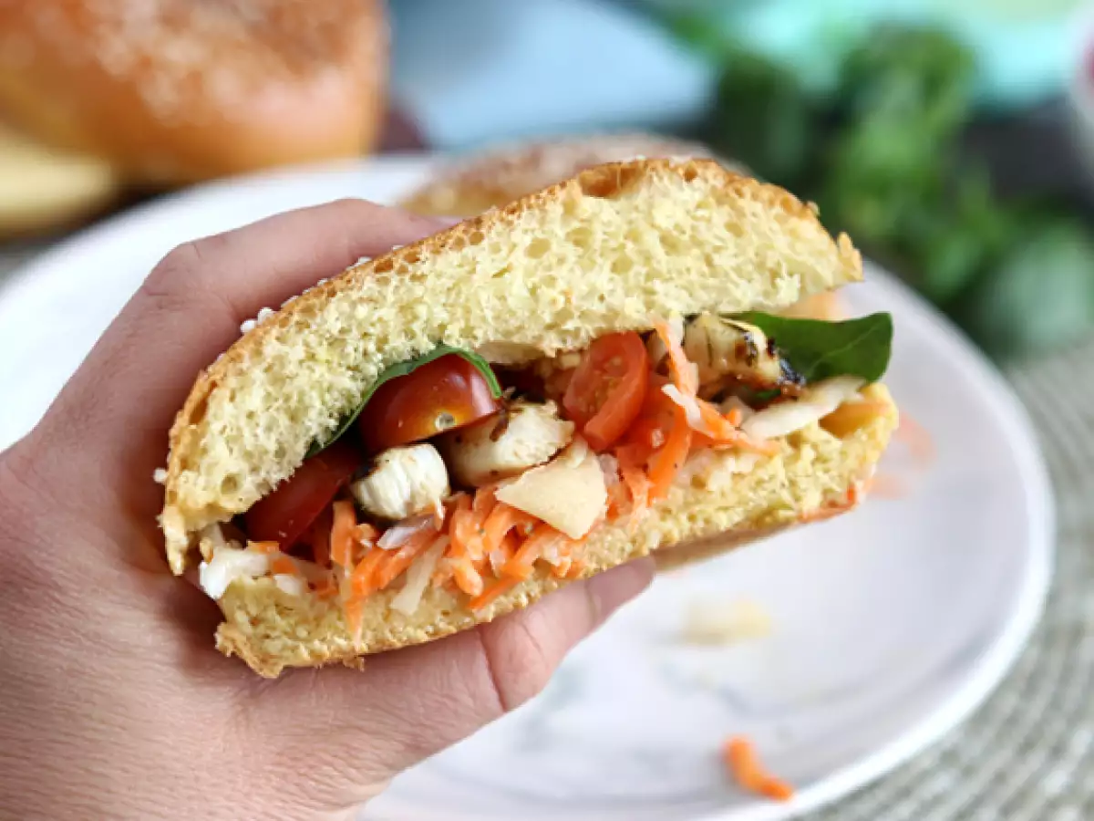 Sandwich Ayam Marinasi dengan Coleslaw, Tomat, dan Kemangi - foto 3
