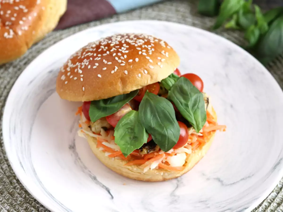 Sandwich Ayam Marinasi dengan Coleslaw, Tomat, dan Kemangi - foto 4