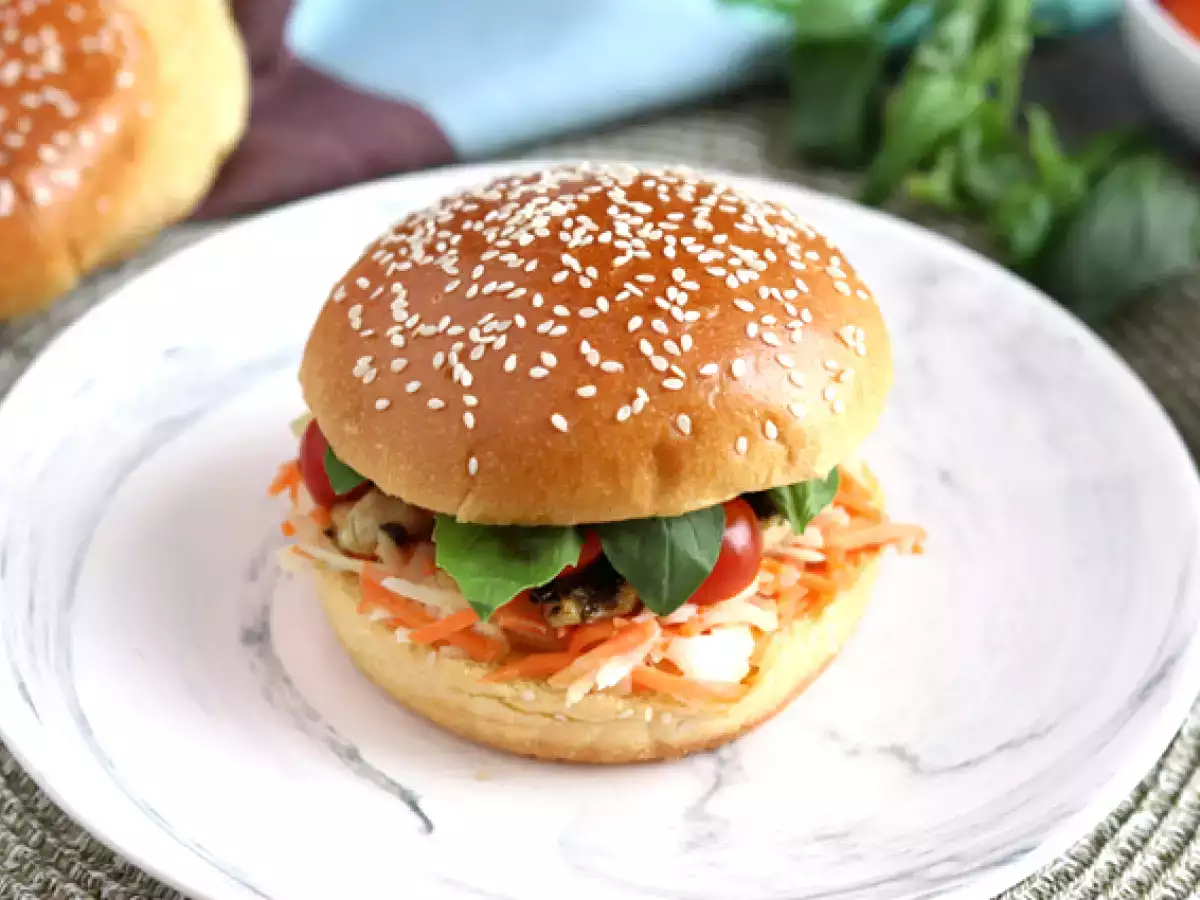 Sandwich ayam yang diasinkan dengan selada, tomat, dan kemangi - foto 2