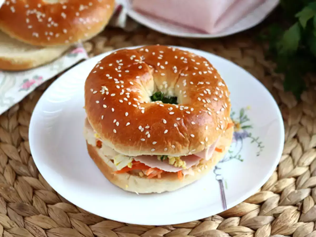 Sandwich bagel kalkun, selada kol, telur rebus - foto 2