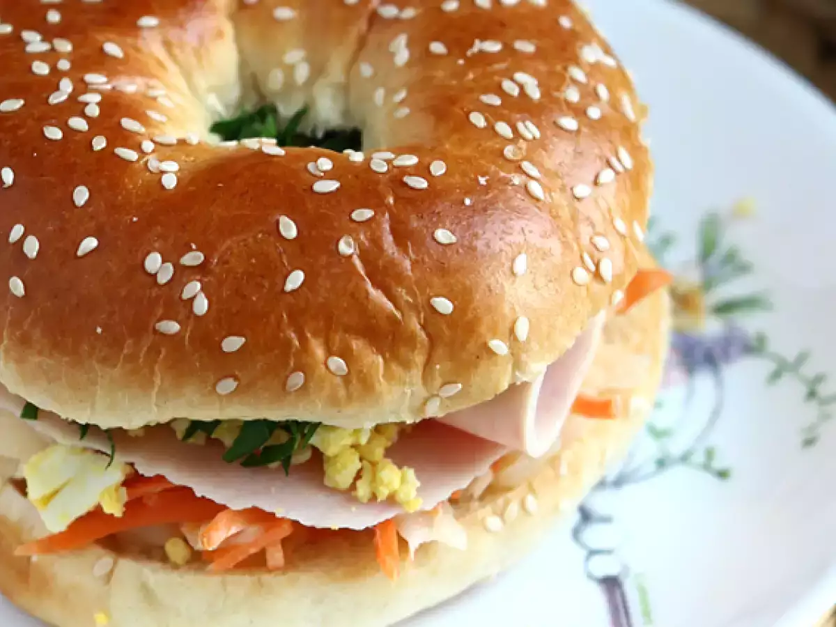 Sandwich bagel kalkun, selada kol, telur rebus - foto 3