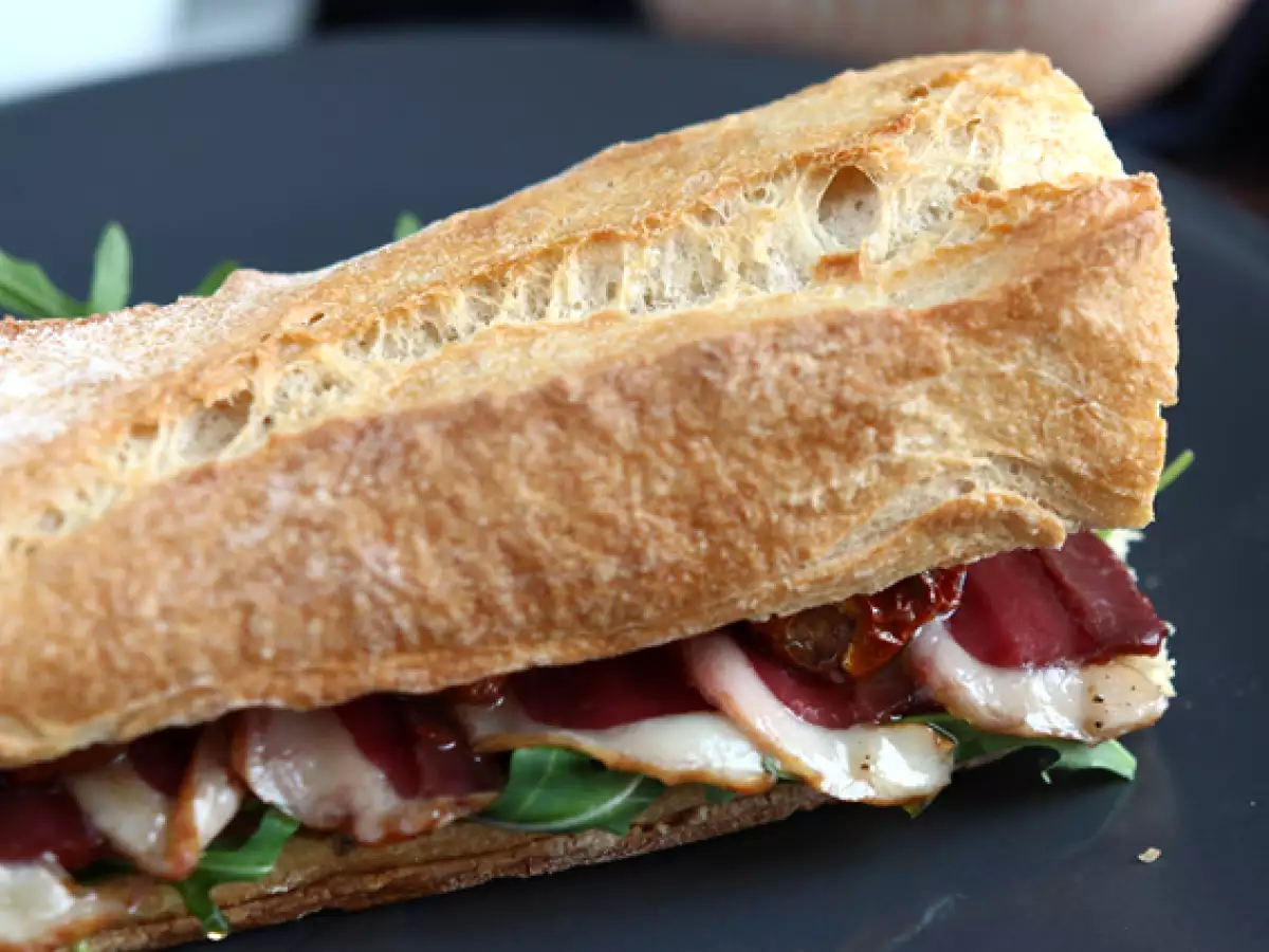Sandwich Dada Bebek Asap dengan Tomat Kering, Arugula, dan Balsamic - foto 2