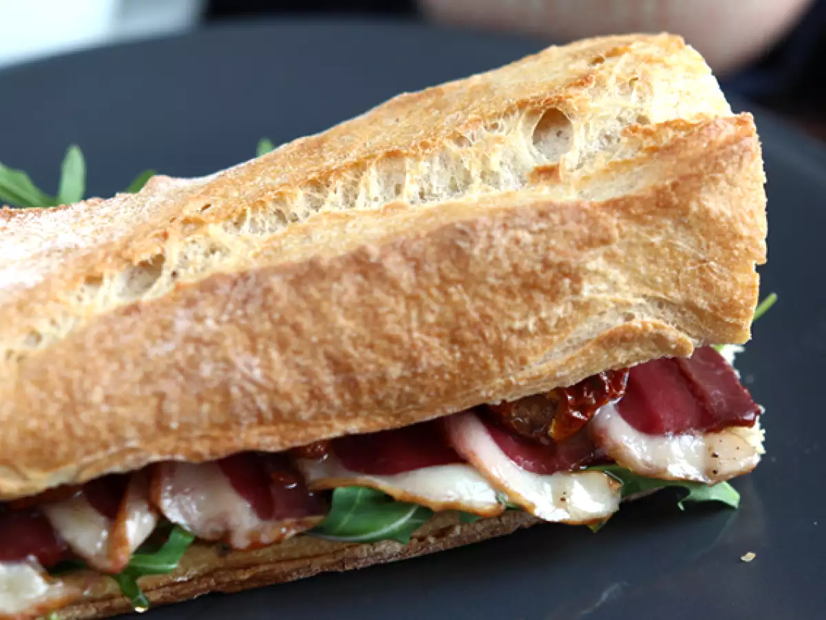 Sandwich dengan dada bebek asap, tomat kering, roket, dan cuka balsamic - foto 2