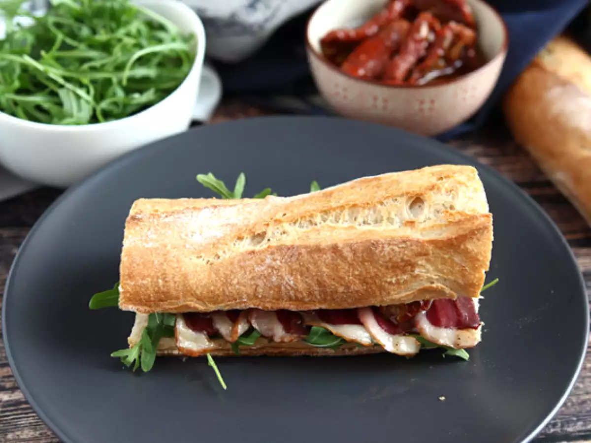 Sandwich dengan dada bebek asap, tomat kering, roket, dan cuka balsamic - foto 3