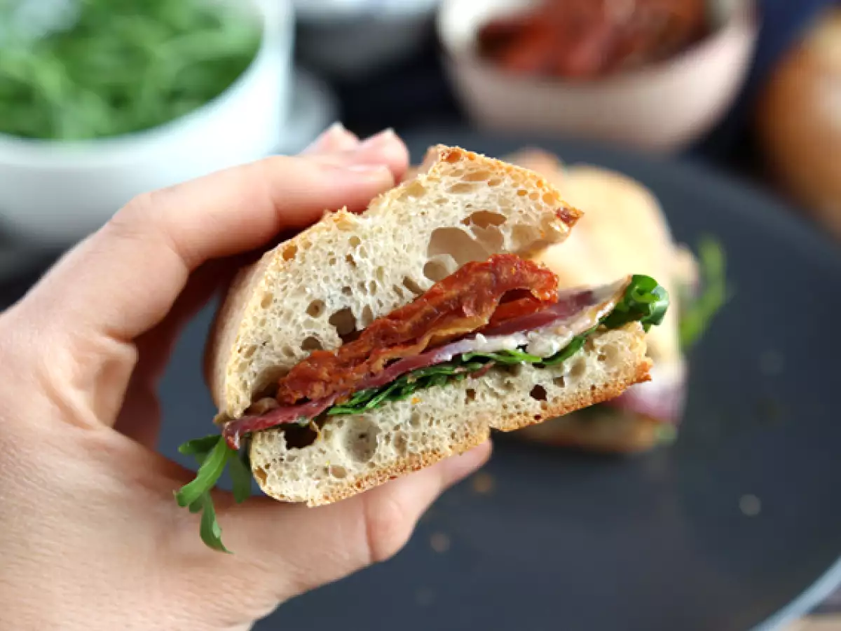 Sandwich dengan dada bebek asap, tomat kering, roket, dan cuka balsamic - foto 4