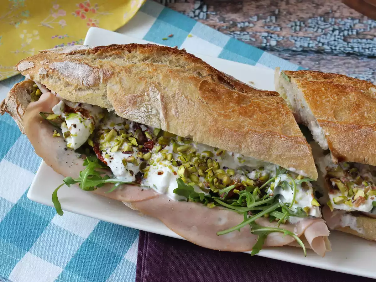 Sandwich gourmet Italia dengan keju mortadella dan burrata - foto 2